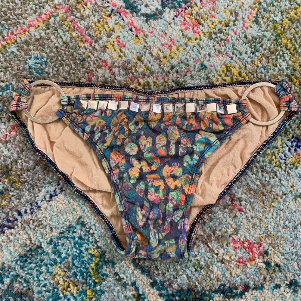 Leopard print bikini bottoms 🐆